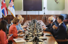 9. april 2024. Potpredsednica Narodne skupštine Sandra Božić, sa izaslanikom britanskog premijera za trgovinu zaduženog za Zapadni Balkan Martinom Vikersom
