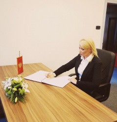 17. avgust 2022. Potpredsednica Narodne skupštine Sandra Božić upisala se u knjigu žalosti u ambasadi  Crne Gore